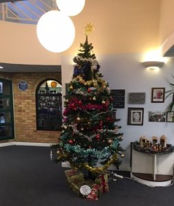 A xmas treet well decorated.